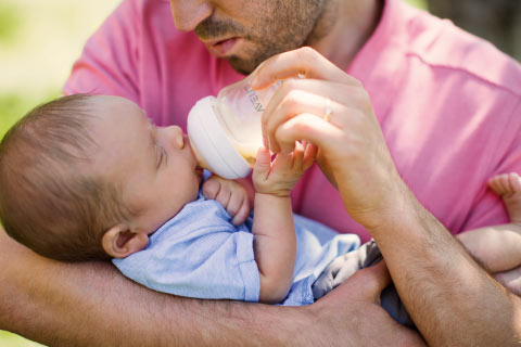 La gu&iacute;a eficaz para padres sobre alimentaci&oacute;n con biber&oacute;n