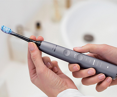 Mejora de la salud gingival con Philips Sonicare DiamondClean y un cabezal del cepillo con Cuidado de las encías Premium